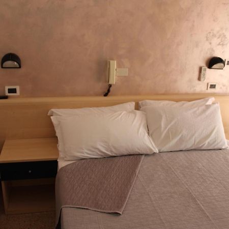 Hotel Mora Rimini Eksteriør bilde
