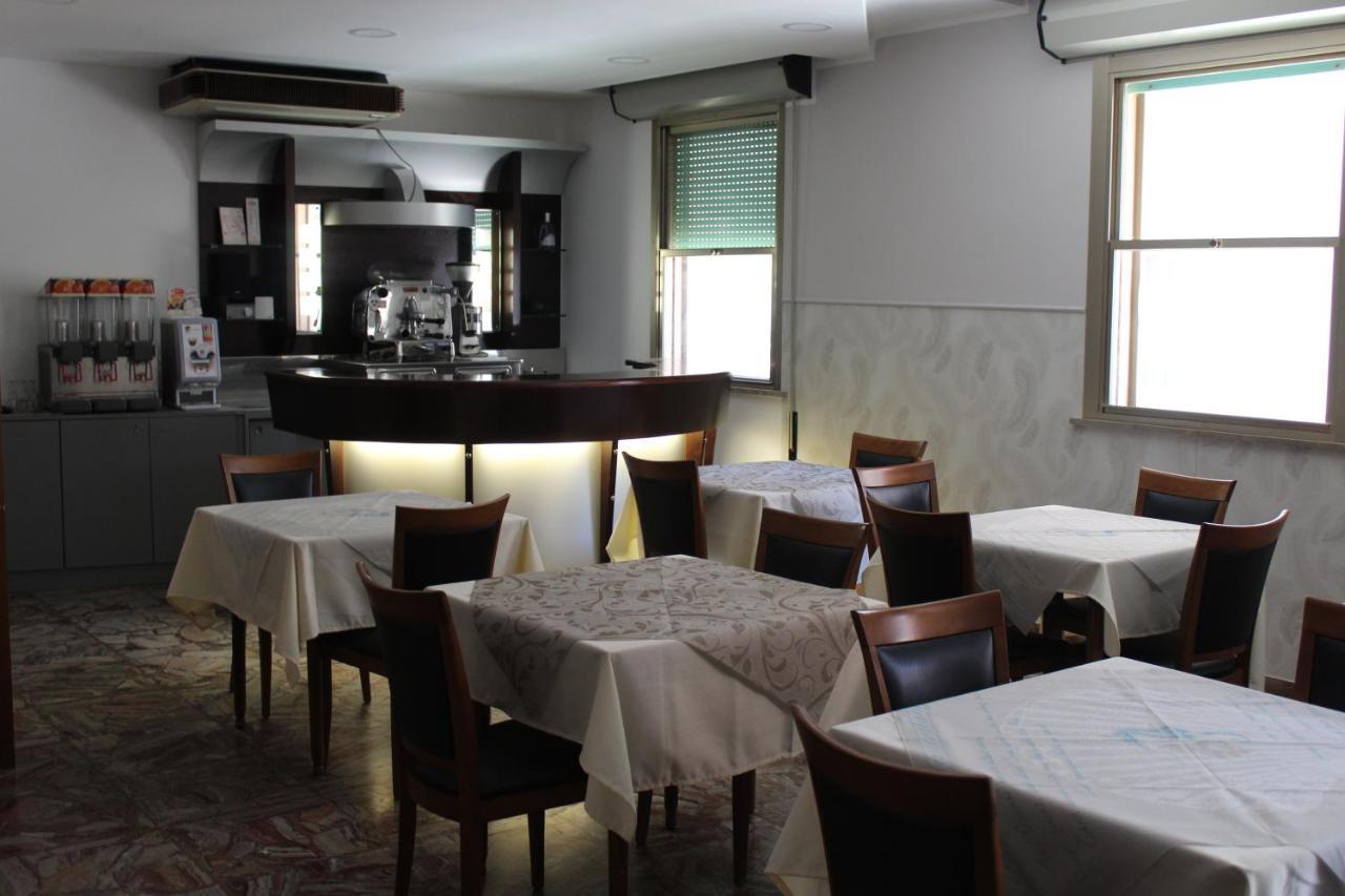 Hotel Mora Rimini Eksteriør bilde